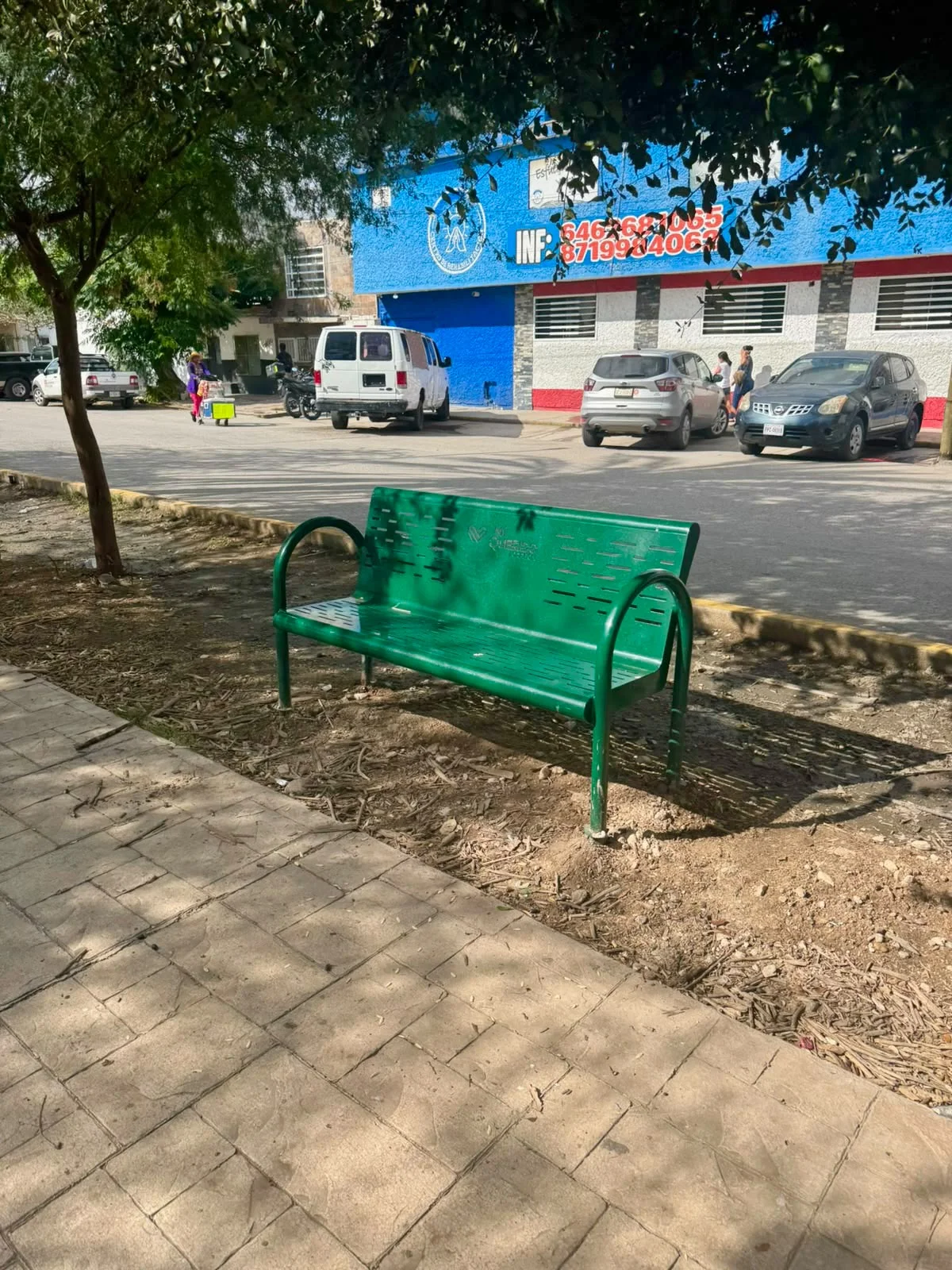 Instalan más de 100 bancas y contenedores en plazas y parques de Torreón