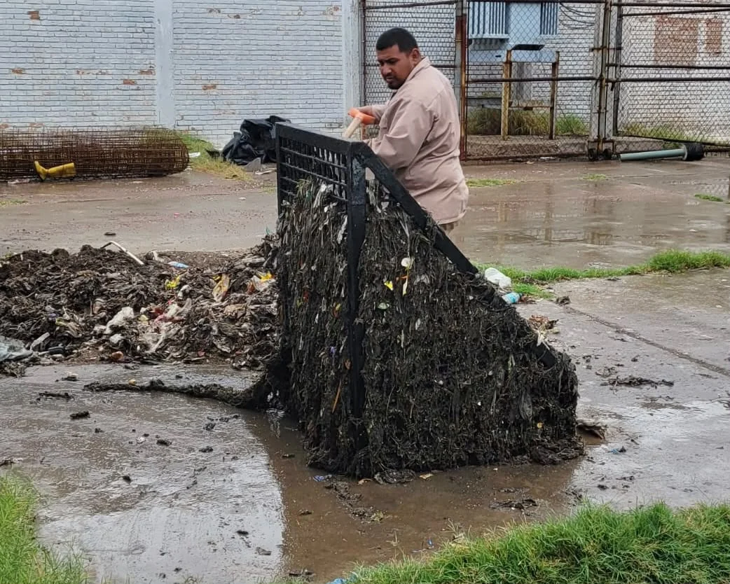 Simas Torreón realiza limpieza de drenajes y revisión de cárcamos por lluvias