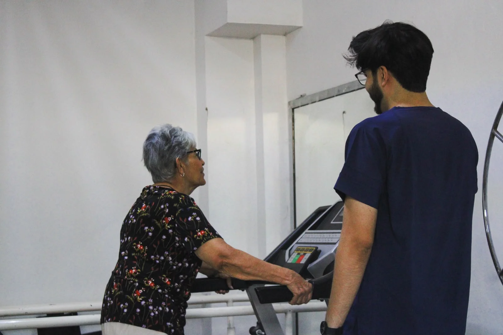 Ofrecen terapias de rehabilitación física a bajo costo en Torreón