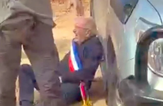 Colonos israelíes enmascarados atacan convoy de diplomáticos: un alcalde francés, un cónsul belga y representantes católicos