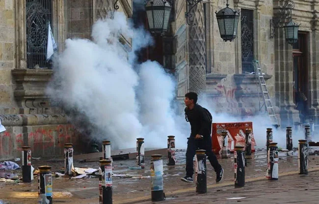 Violencia empañan marcha en Guadalajara por crisis de agua; queman puerta del Congreso