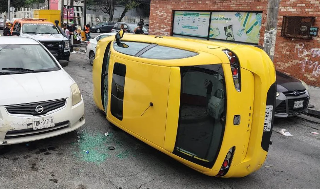 Hombre sale a comprar barbacoa, choca y vuelca su auto en Guadalupe