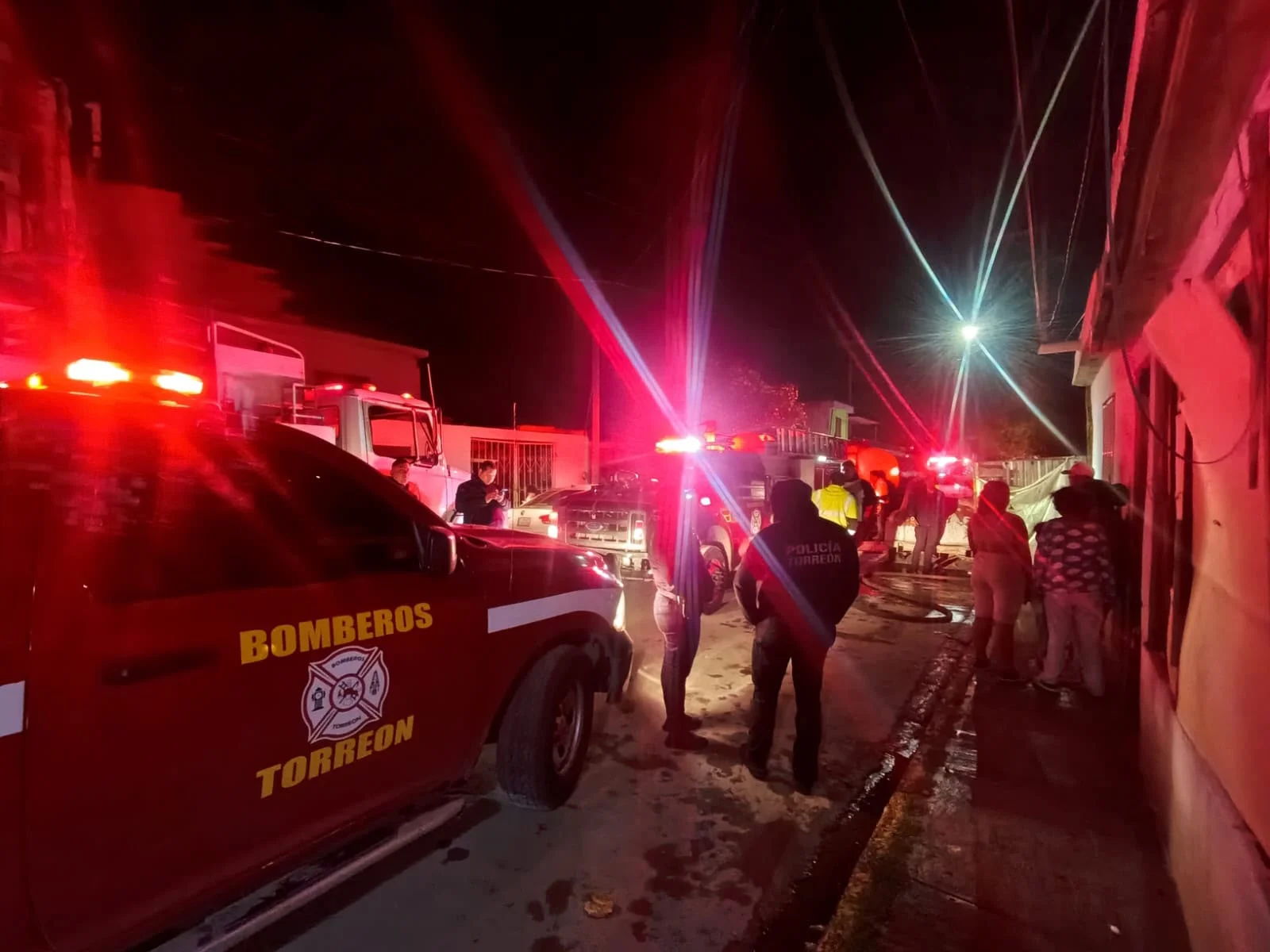 Bomberos de Torreón rescatan a hombre de incendio