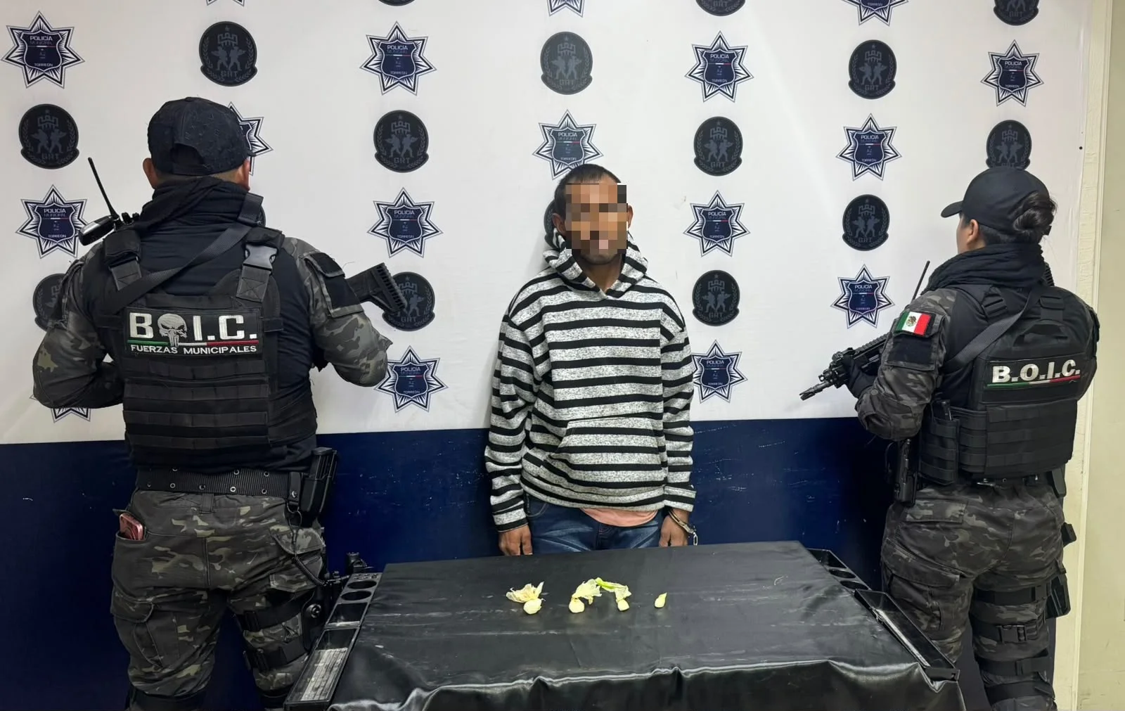 DSPM detiene a hombre con envoltorios de cristal en colonia Santa Sofía de Torreón