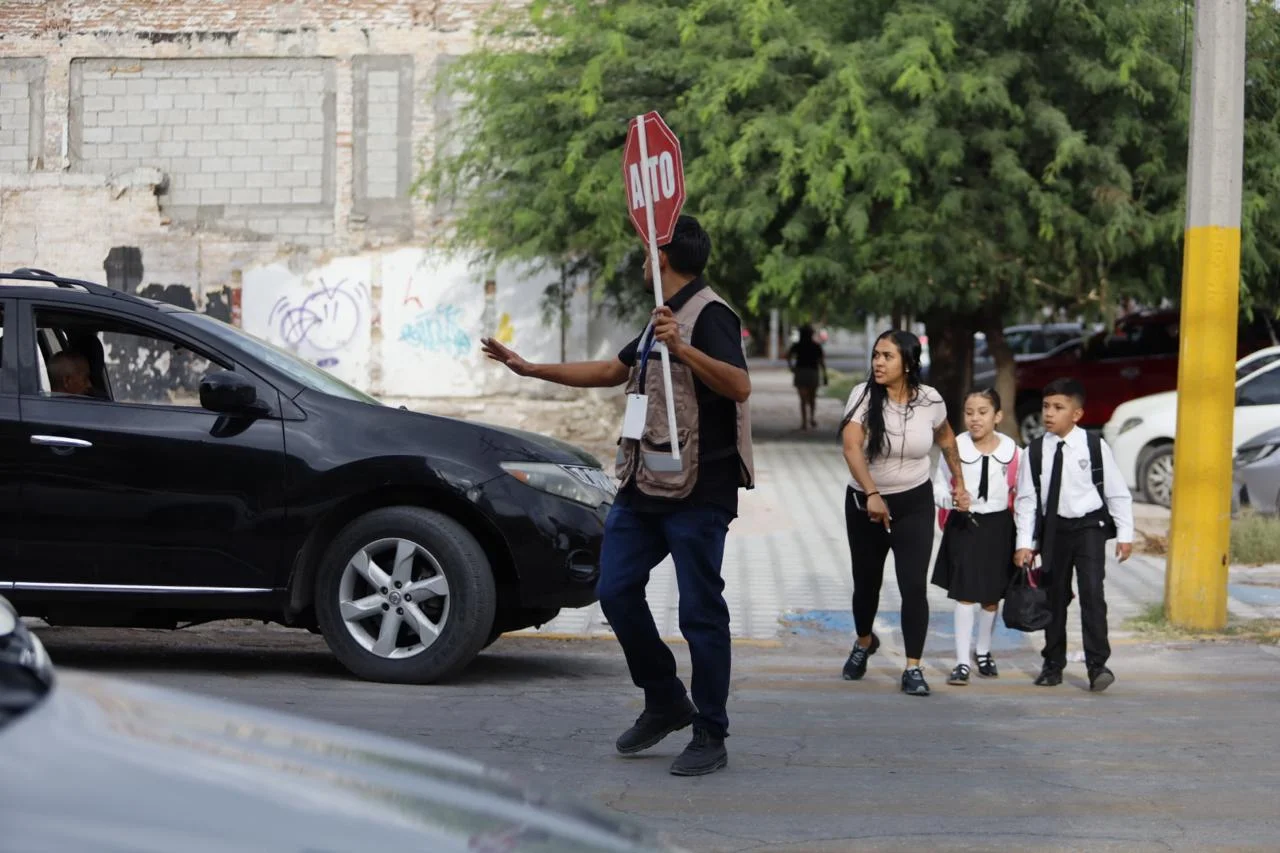 Piden respetar límite de 30 km/h y evitar dobles filas en zonas escolares de Torreón