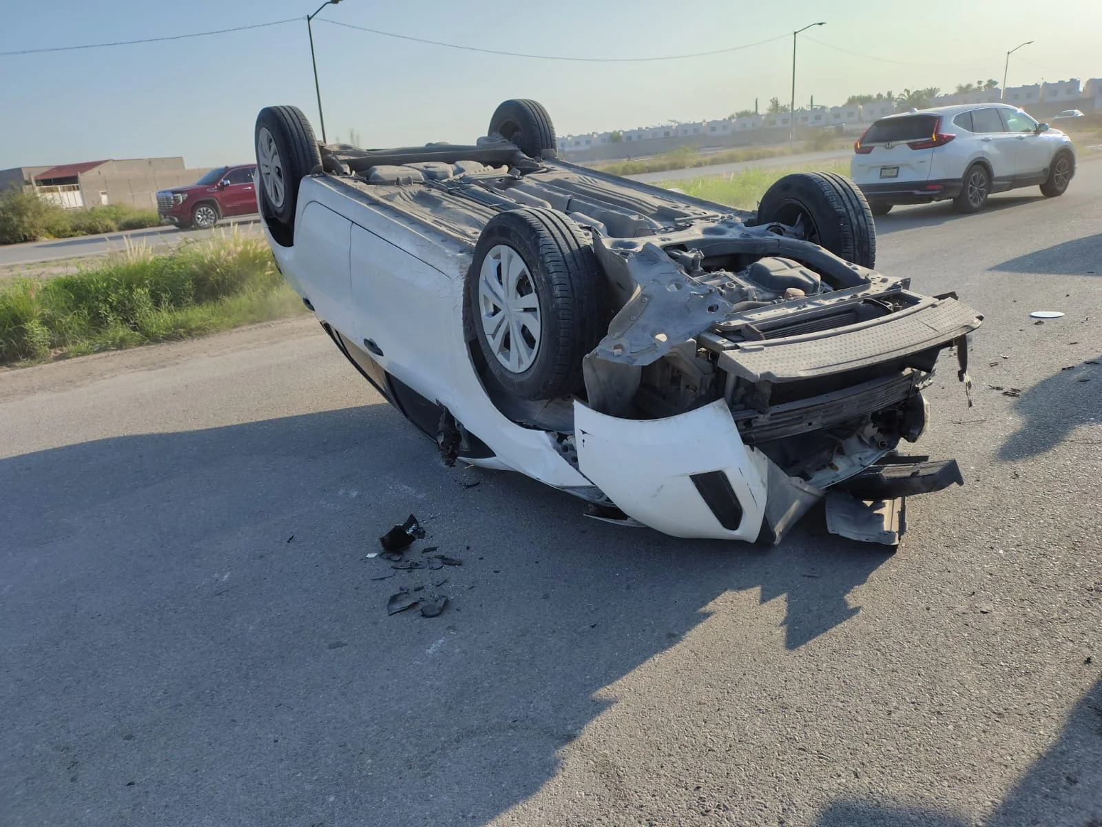 Volcadura de auto moviliza a cuerpos de rescate en Torreón