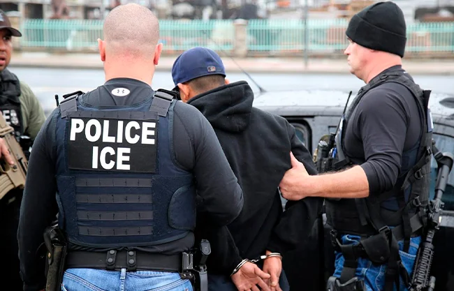Suman casi 60 muertes bajo custodia de ICE