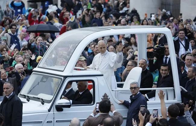 El Papa retoma las audiencias y se vuelve a subir al papamóvil tras su operación