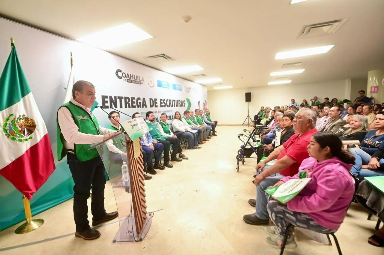 Entregan 95 escrituras en Torreón para dar certeza jurídica a familias
