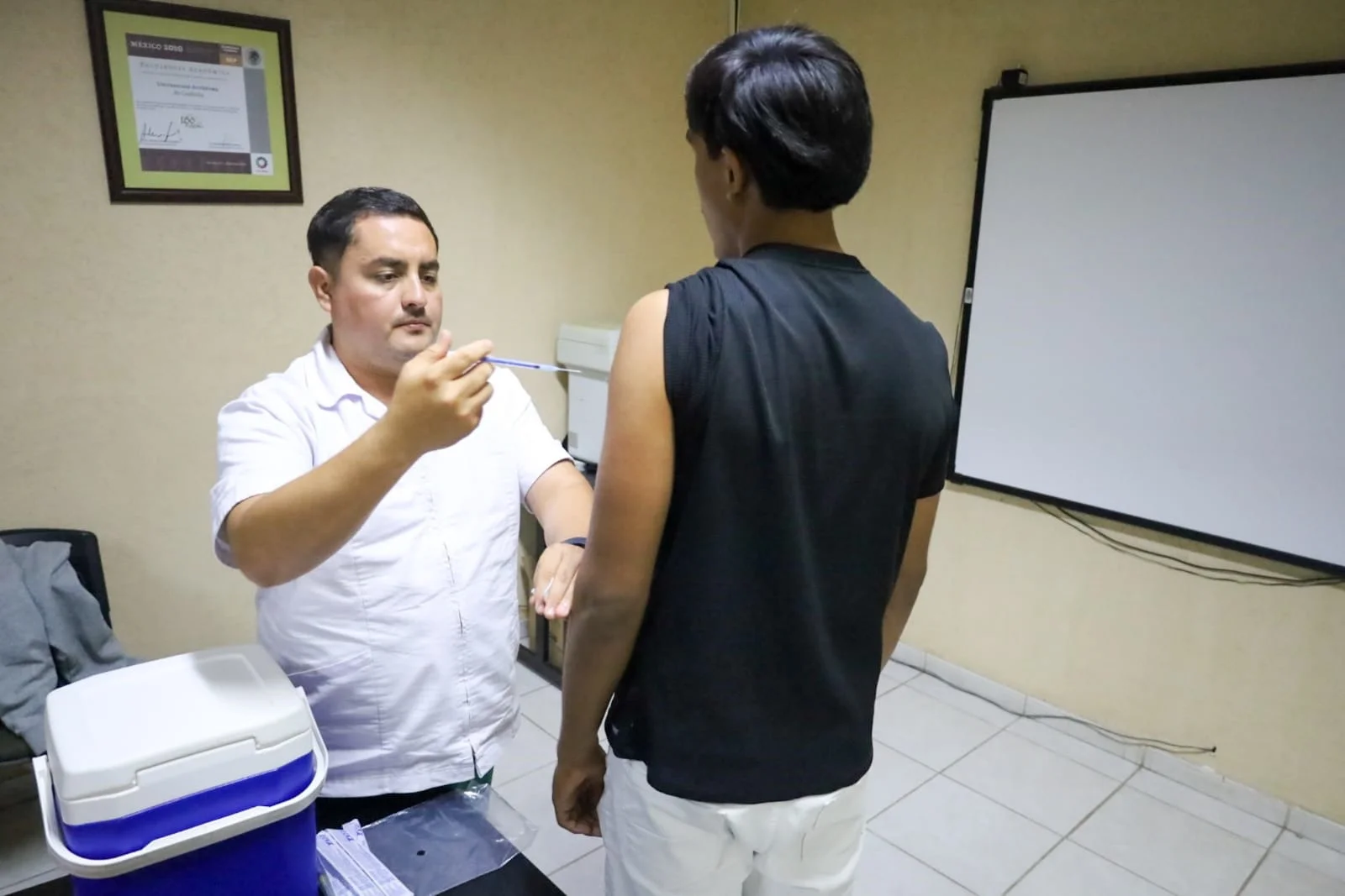 UAdeC e IMSS inician campaña de vacunación contra la influenza en escuelas de La Laguna