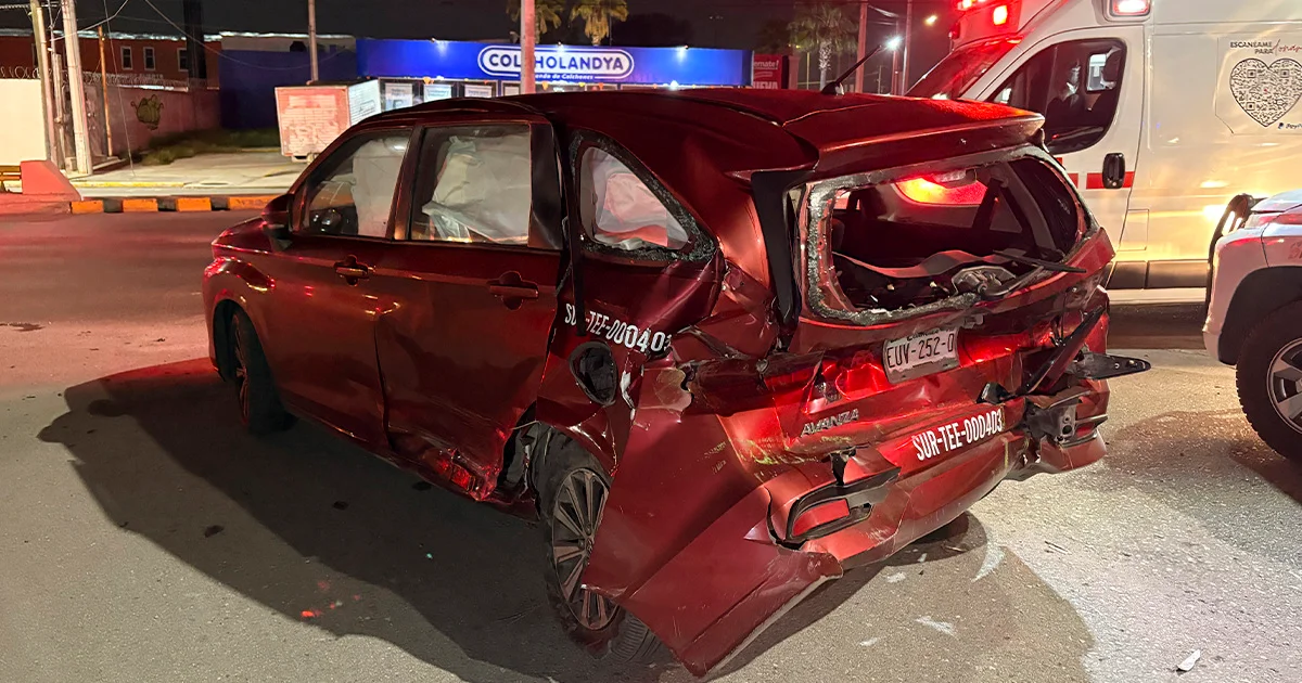 Conductor termina lesionado y con su camioneta destrozada en Saltillo tras fuerte accidente; responsable huyó