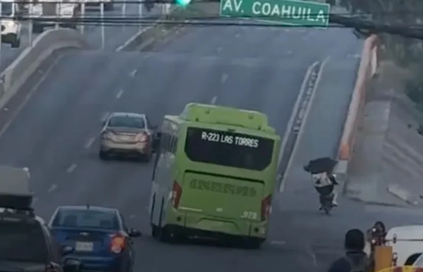 Camión de la Ruta 223 circula inclinado en límites de Guadalupe y Juárez; causa alarma en redes
