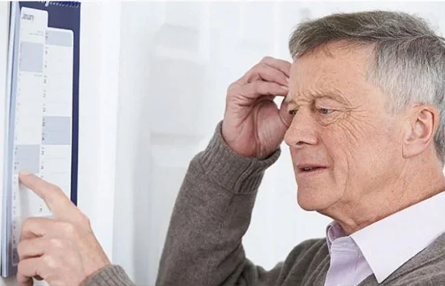 El síntoma sutil del Alzheimer que muchos ignoran y confunden con la vejez