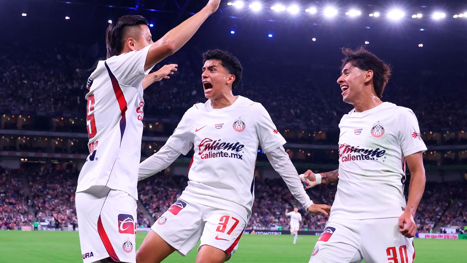 ¡De infarto! Chivas vence a Rayados en dramático final con gol anulado en el último minuto