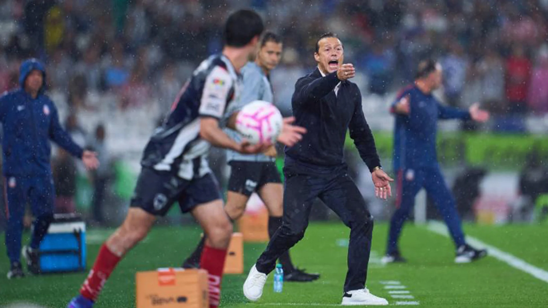 Orbelín Pineda y Matías Almeyda se van expulsados en un caótico reencuentro con Chivas