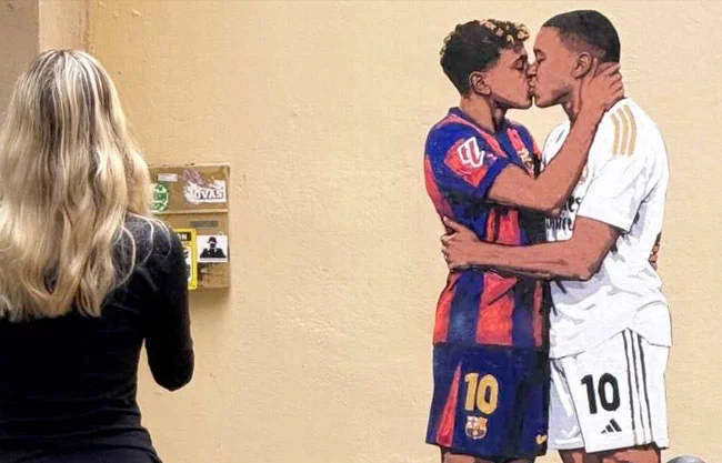 Un beso de Yamal y Mbappé, el nuevo mural en Barcelona antes de 'El Clásico'