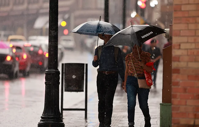 Pronostican lluvias fuertes, descargas eléctricas y rachas de viento de hasta 60 km/h en Coahuila