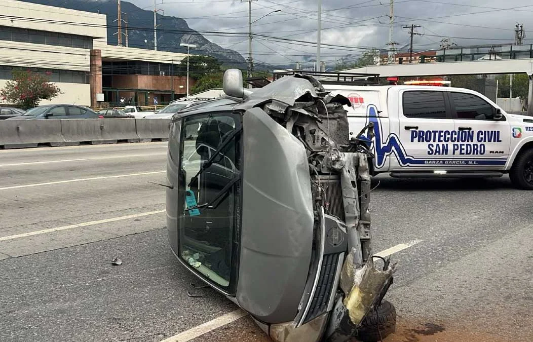 Choque provoca volcadura en San Pedro