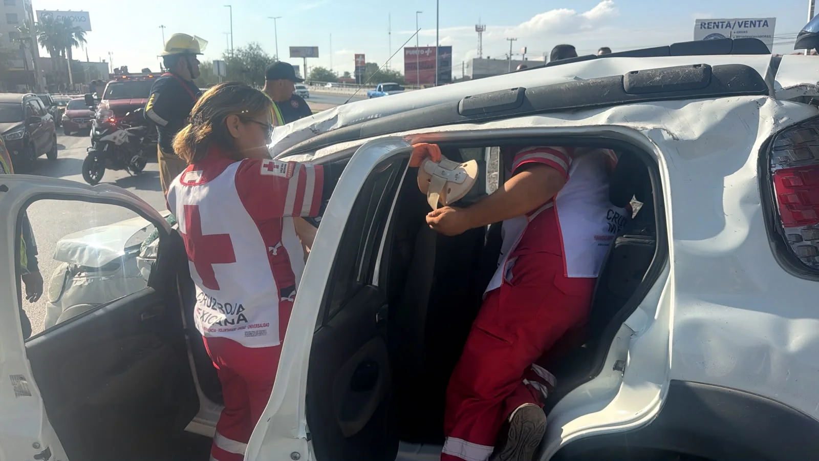 Volcadura de auto deja una mujer lesionada en Torreón
