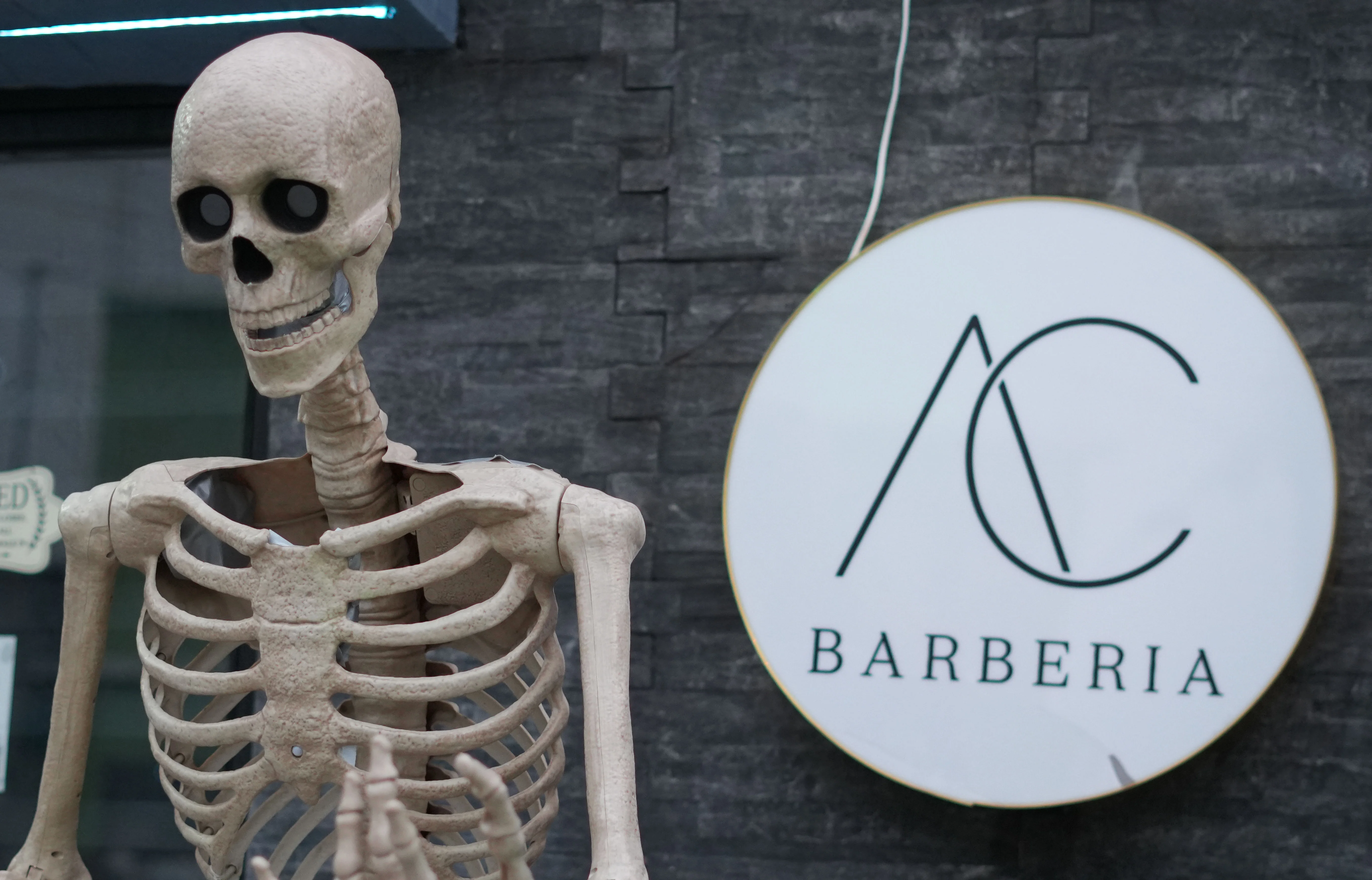 Barbería en Ramos Arizpe se vuelve viral por impresionante decoración de Halloween