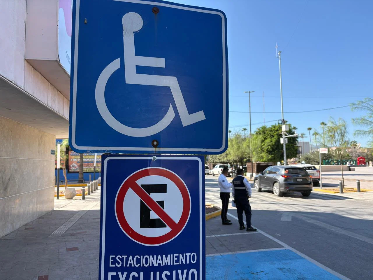 Tránsito llama a respetar cajones exclusivos y rampas para personas con discapacidad