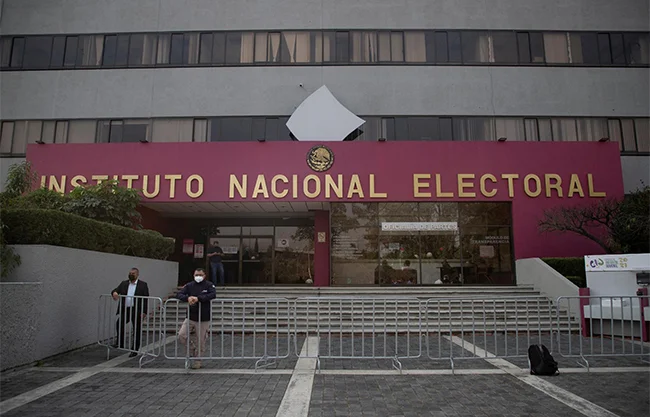 INE se reúne para definir presidencia provisional tras renuncia de Taddei