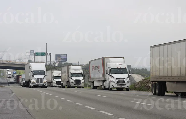 Los transportistas realizaron un recorrido por la carretera Monterrey – Saltillo y se apostaron en la caseta de cobro Carbonera