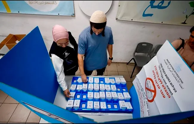Israelíes votan en unas elecciones ‘cruciales’ para el futuro del país