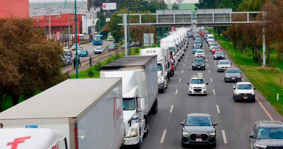 Hartos de la inseguridad y los cobros: Transportistas mantienen protestas en autopistas clave de México