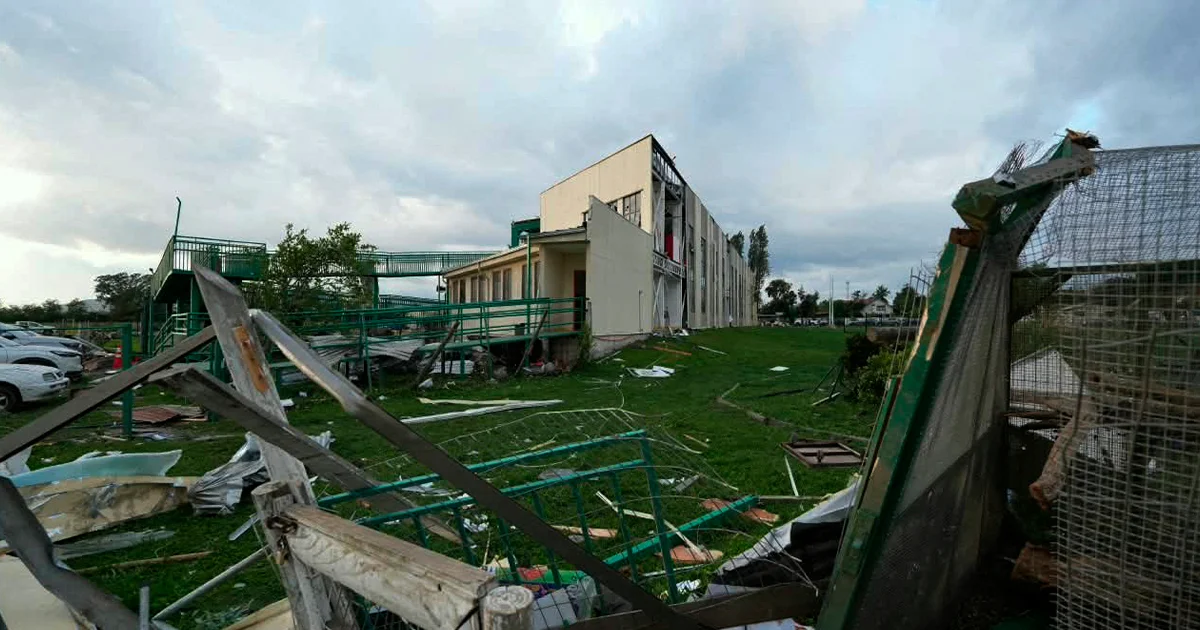 Sorprende raro tornado en Chile; desbarata techos de 70 casas y una escuela