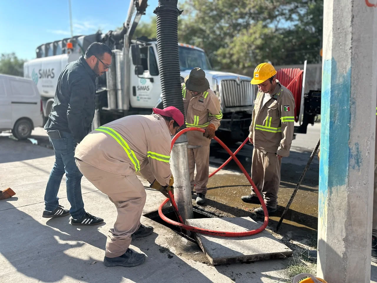 Simas Torreón limpia drenaje y repone tuberías colapsadas en la colonia Braulio Fernández Aguirre