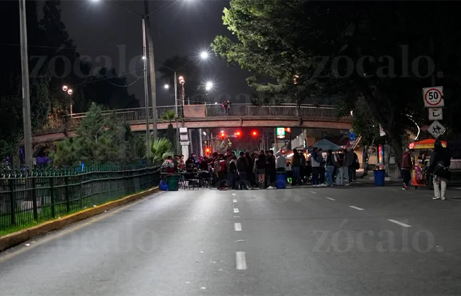 Alumnos del TEC bloquean V. Carranza tras 9 horas sin acuerdo