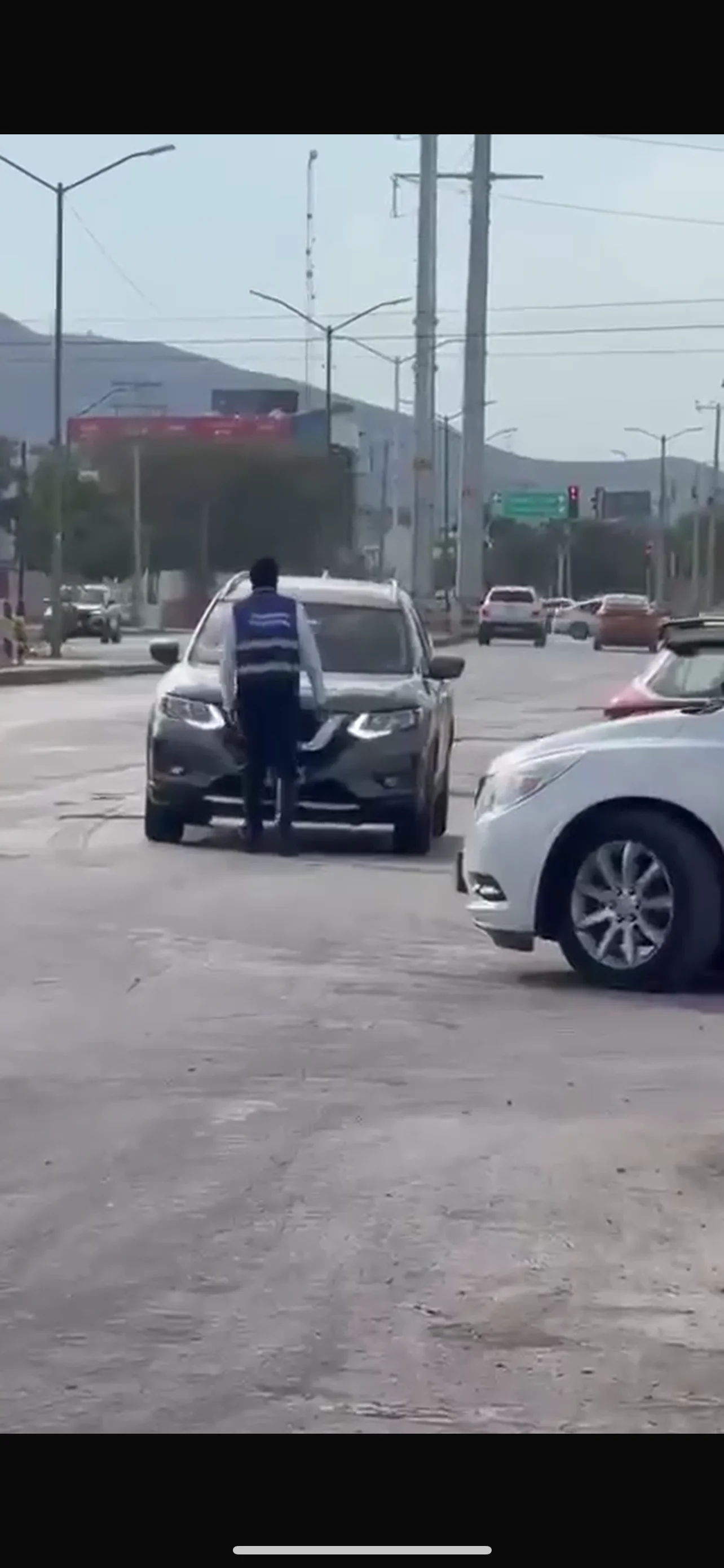 Conductora lesiona a agente de Tránsito al circular en sentido contrario en Torreón