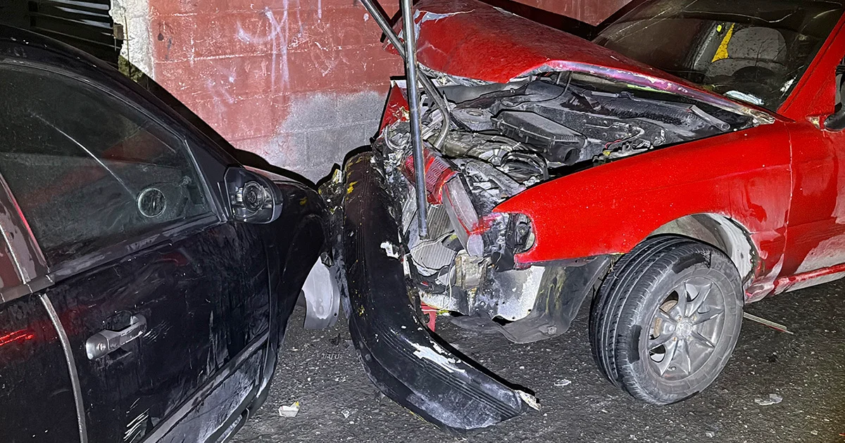Pavimento mojado y velocidad le juegan en contra a conductor; se desata carambola al sur de Saltillo