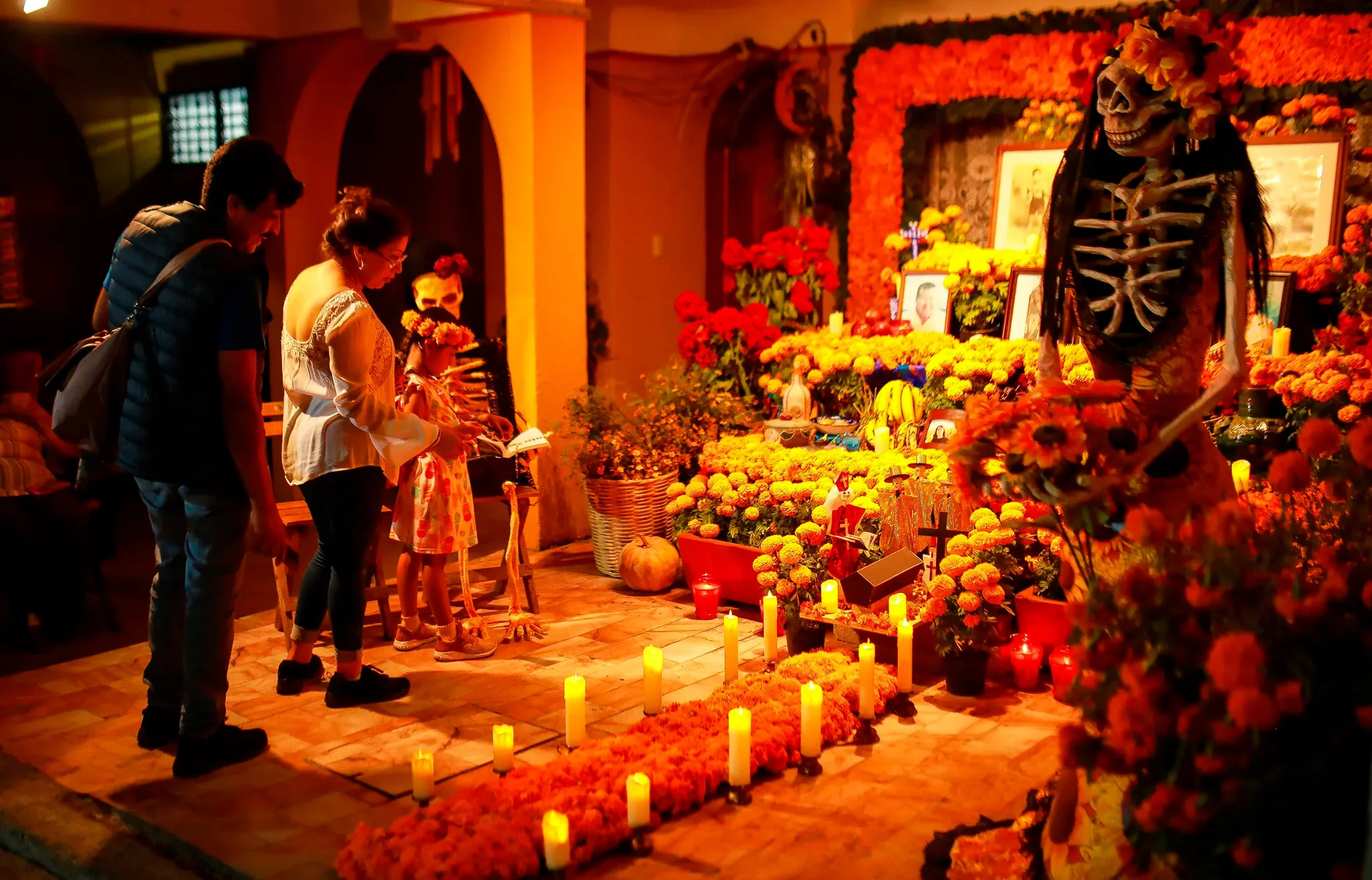 Veladoras y disfraces: Cómo prevenir accidentes este Día de Muertos