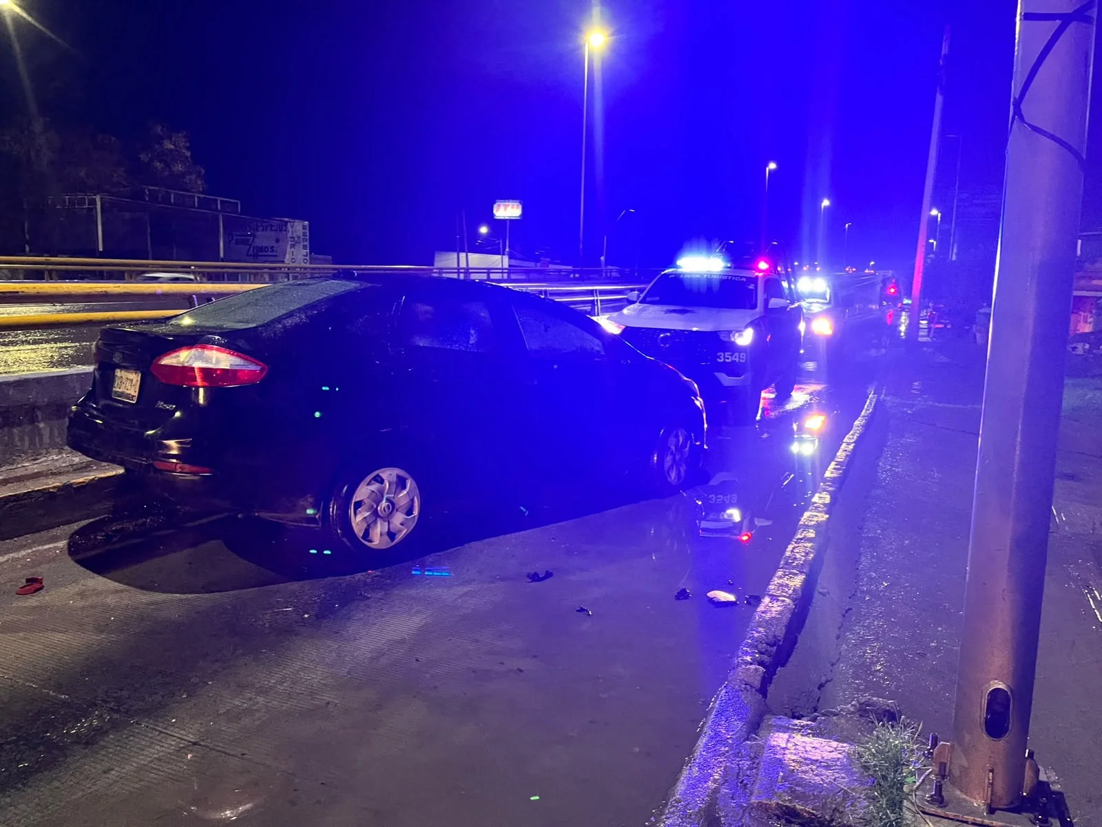 Volcadura de auto moviliza a bomberos en Torreón