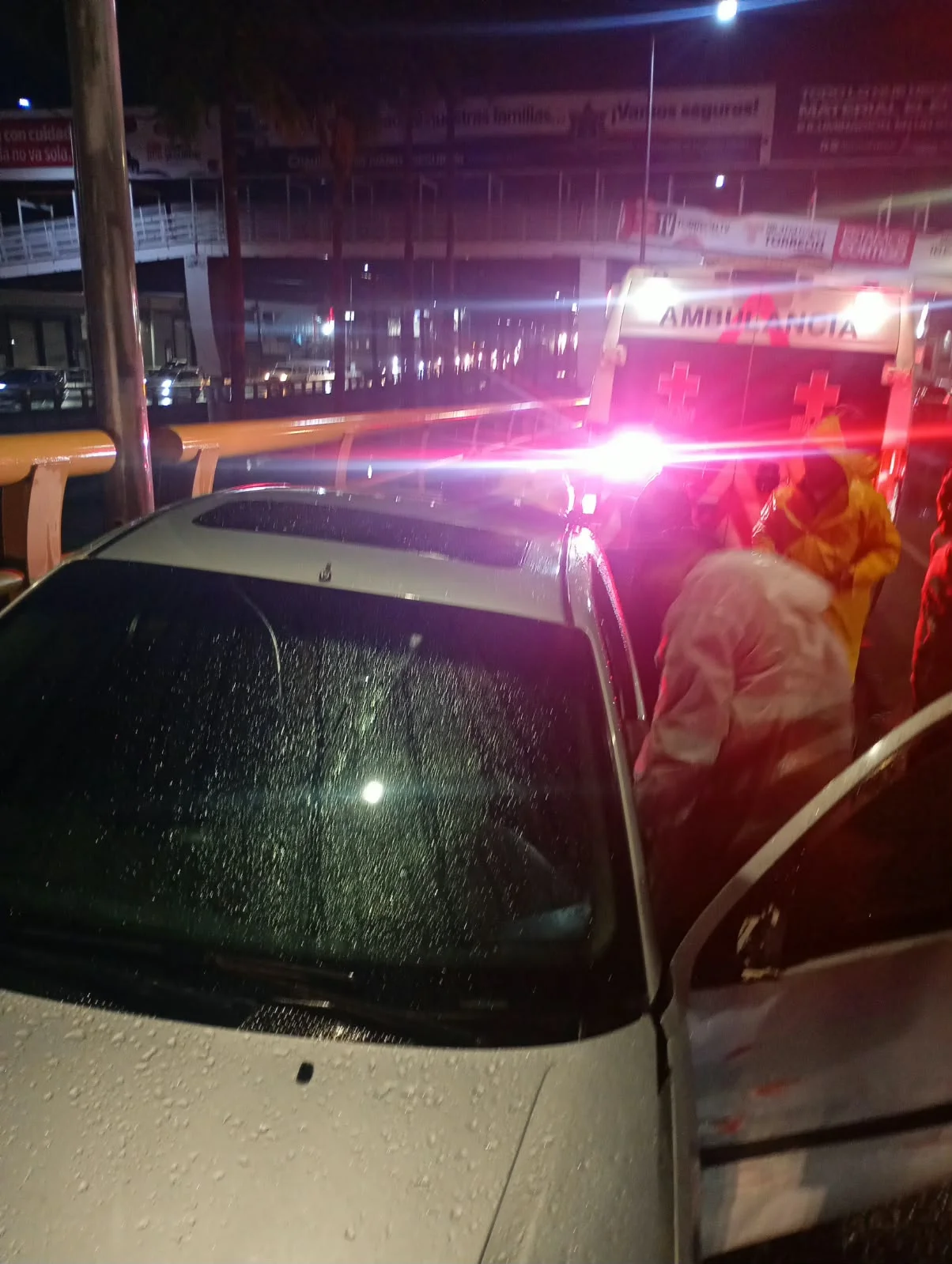 Choque entre dos automóviles y un tráiler deja un lesionado en el periférico de Torreón
