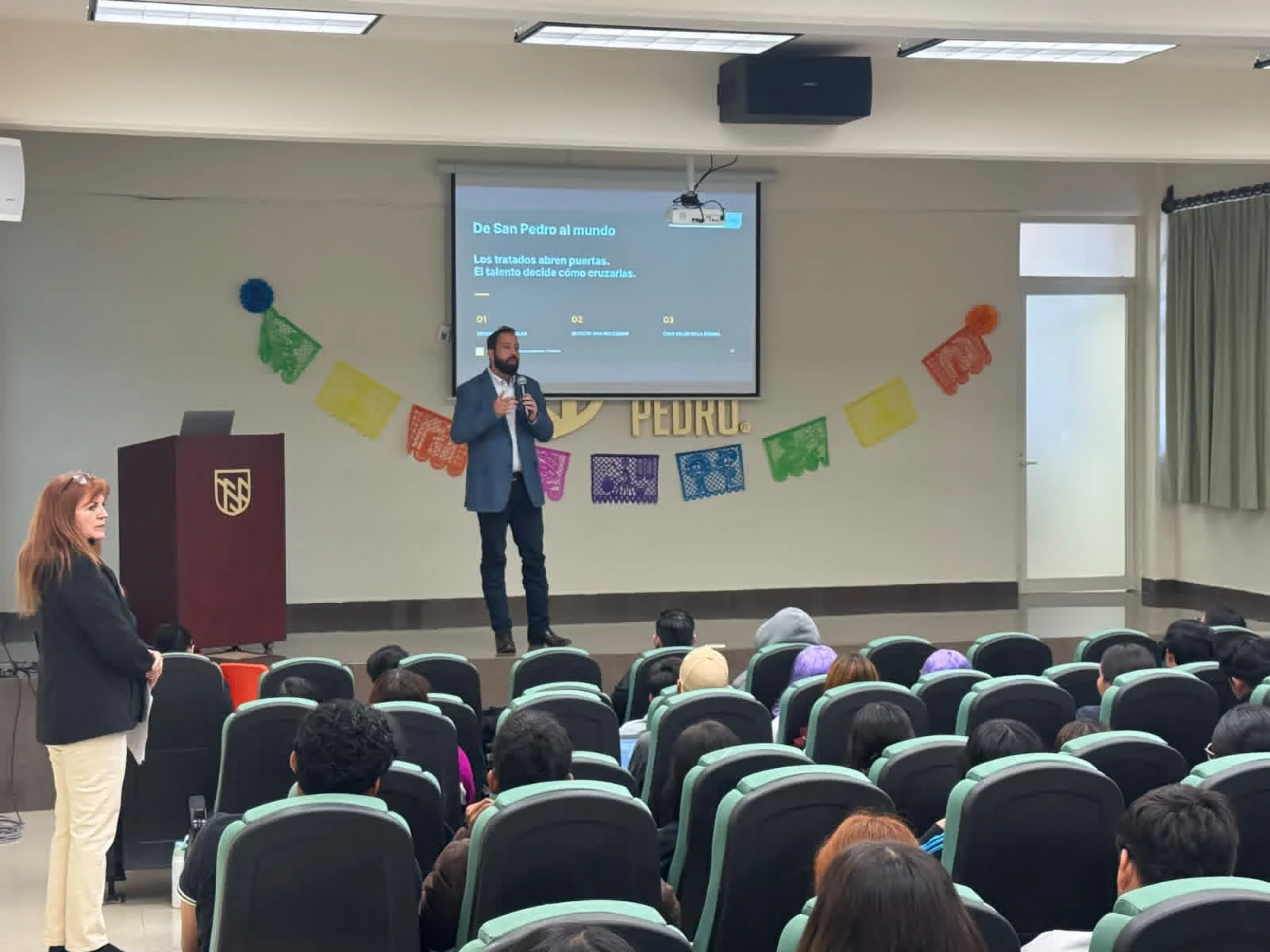 Acercan oportunidades del comercio exterior a estudiantes universitarios de La Laguna