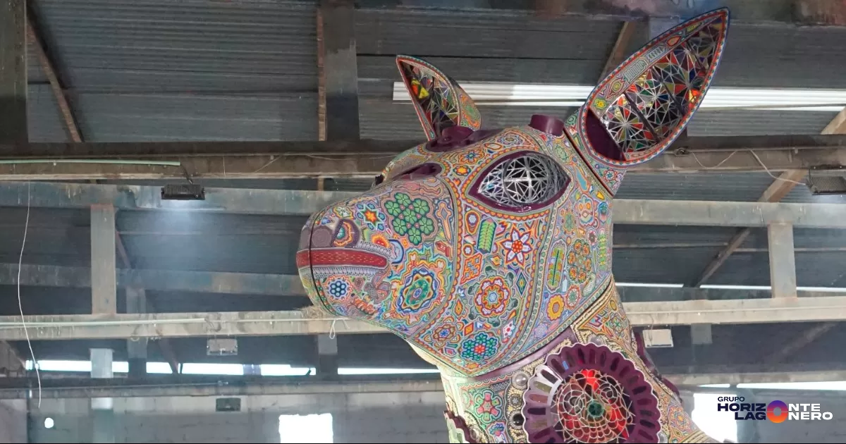 La artista, explica que la figura del venado tiene una profunda carga espiritual dentro del pensamiento wixárika, el cual es considerado un guía sagrado, mensajero de los dioses y vínculo entre el mundo terrenal y el plano divino.