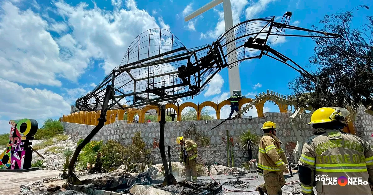 Al respecto, Verónica Soto Díaz, directora del Teleférico y Puerto Noas, explicó que el incidente, que ocurrió en cuestión de minutos, no dejó heridos, aunque sí se consumió la estructura del dinosaurio y algunas plantas aledañas.