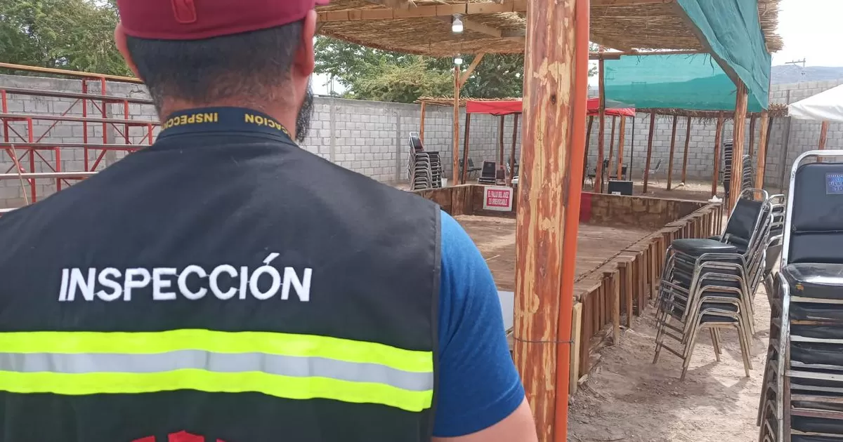 En el interior los inspectores encontraron cientos de latas de cerveza y botellas de licor, ademÃ¡s el escenario de una especie de palenque, compuesto por gradas, redondel, mesas y sillas, exprofeso para peleas de gallos.