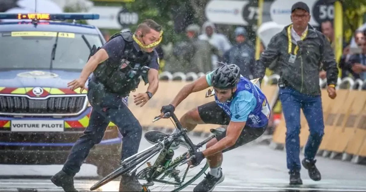 Un espontáneo interrumpe el Tour de Francia y es derribado por la seguridad