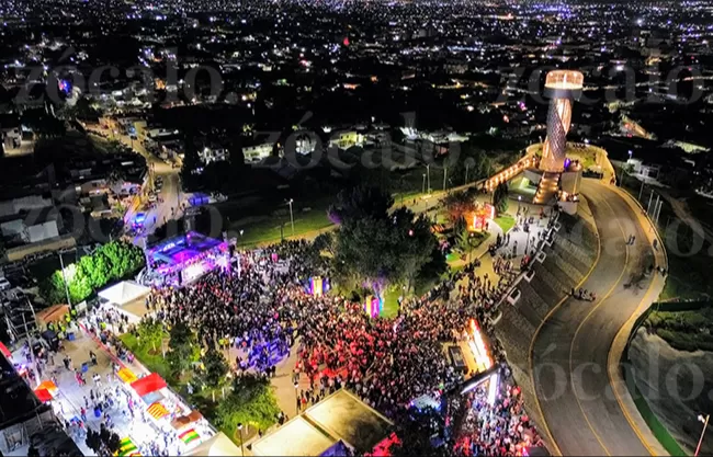 Cientos de saltillenses se dieron cita en la Plaza Mirador para festejar el aniversario 448 de la ciudad de Saltillo.