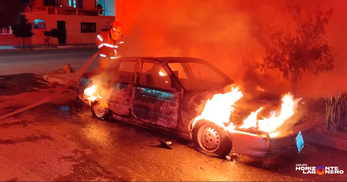 El siniestro ocurrió alrededor de las 04:25 horas sobre la calle del Mimbre, donde un automóvil de la marca Nissan Tsuru, estacionado frente a una vivienda abandonada, fue hallado completamente envuelto en llamas.