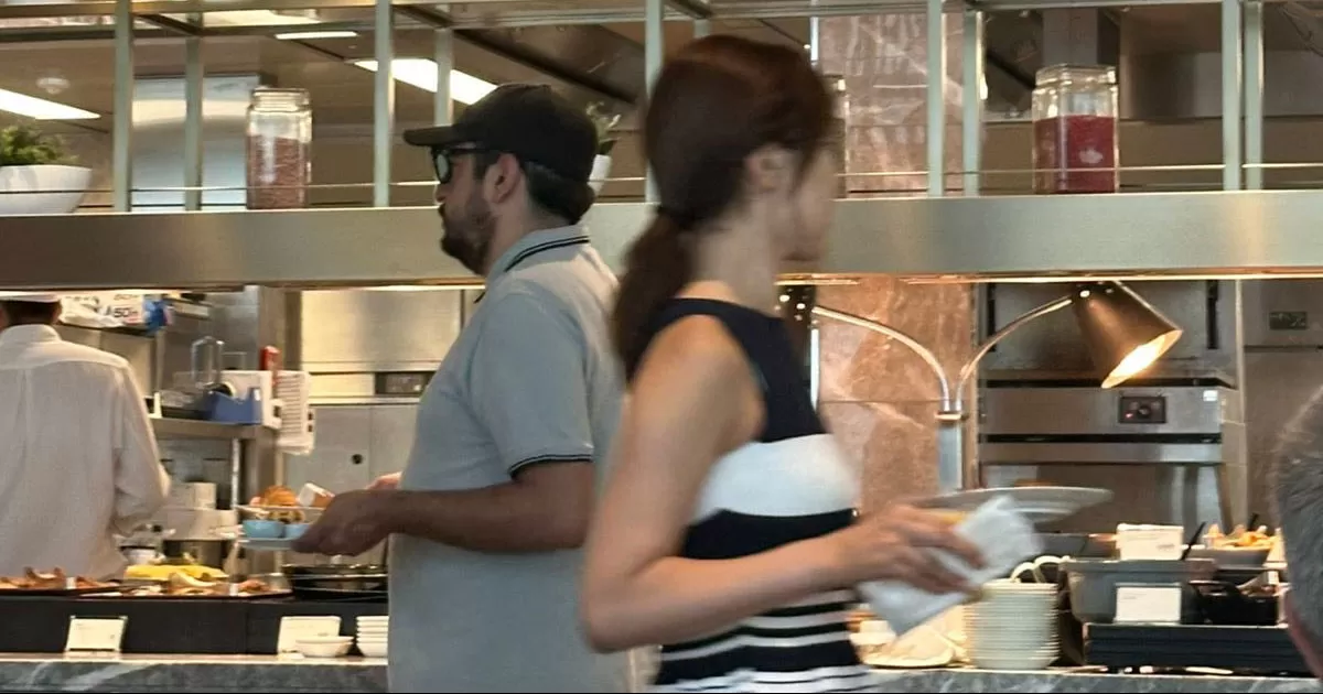 En las imágenes se observa al hijo de López Obrador con una gorra y lentes oscuros.