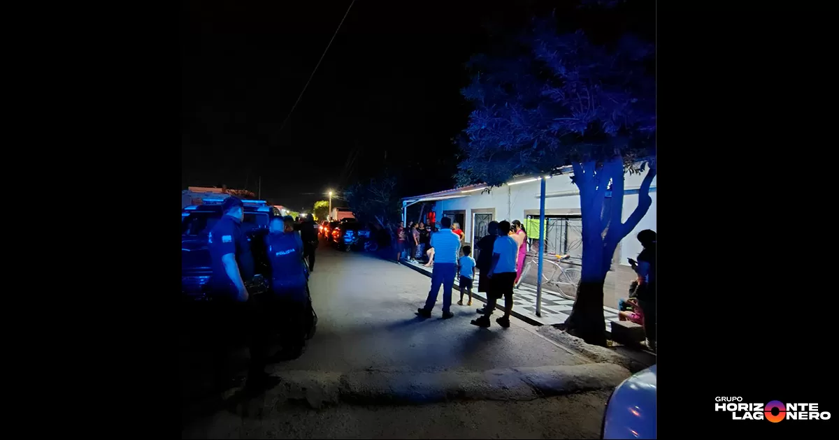 El hallazgo fue realizado por el propio hijo del occiso, quien lo encontró colgado en la sala de la vivienda, ubicada sobre la calle del Nogal. De inmediato, dio aviso a las autoridades de emergencia