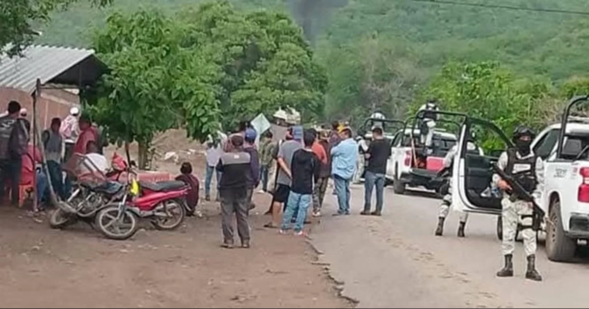 Decenas de familias fueron desplazadas de Apatzingán hacia la cabecera municipal de Michoacán, por enfrentamientos del crimen organizado