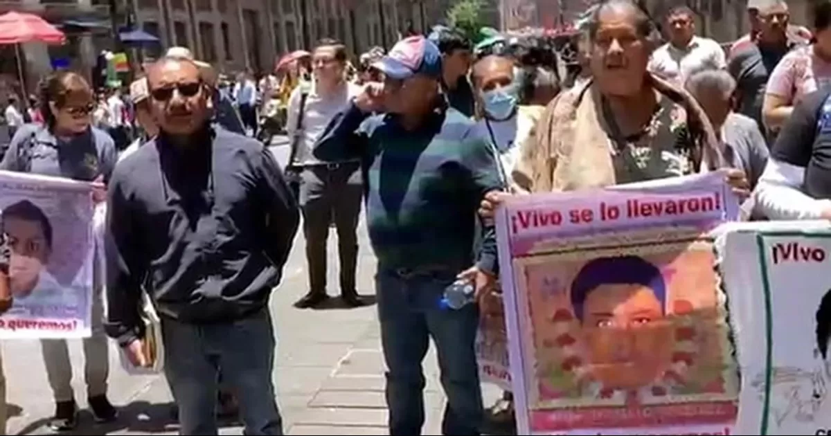 Familiares de los normalistas desaparecidos de Ayotzinapa se reúnen en Palacio Nacional con Sheinbaum para escuchar 'nueva información'