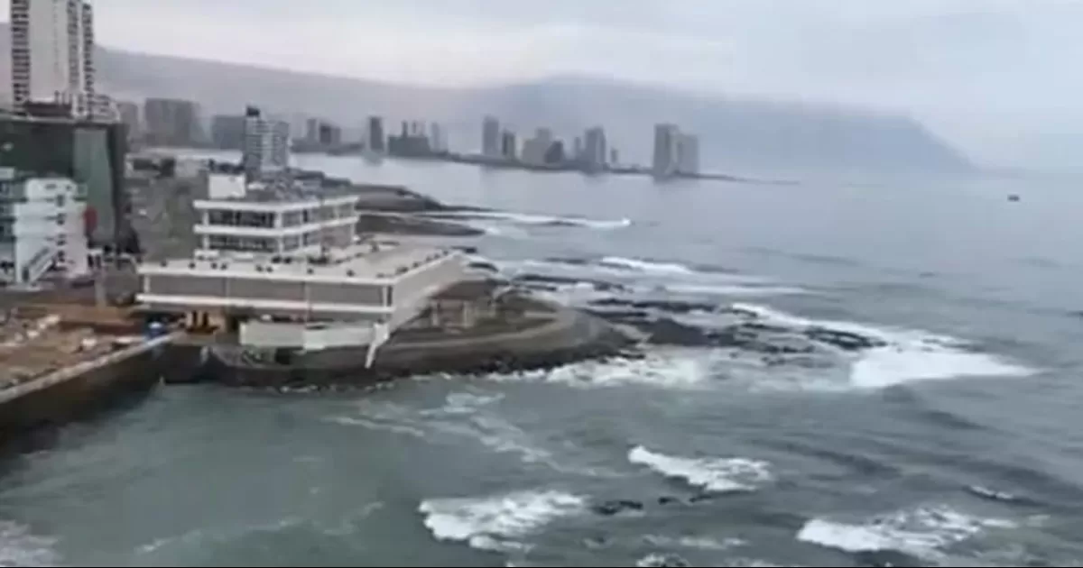 Se activó un sistema de alarmas luego de registrar la llegada del tsunami a la región de Iquique, al norte del país