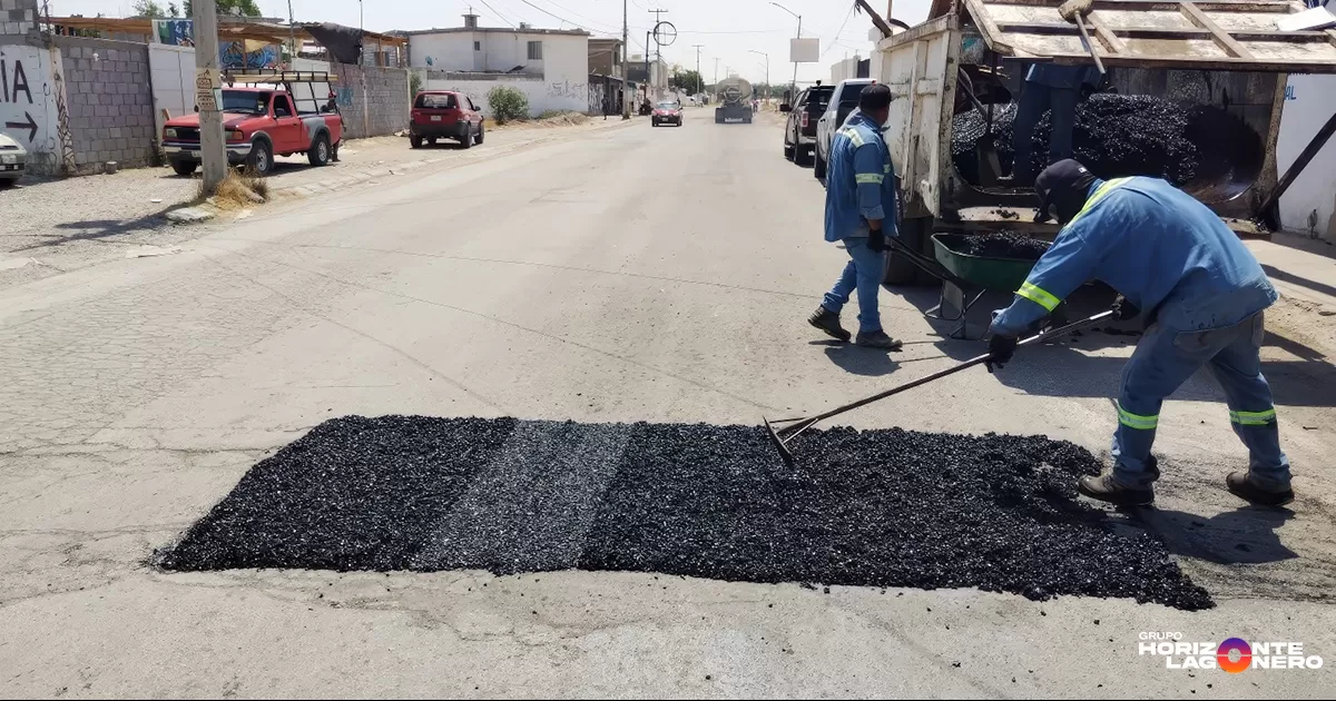 Juan Salazar Reyes, titular de la dependencia, informó que esta estrategia busca la mejora de la infraestructura vial, desplegando cuadrillas en distintos puntos de la ciudad para atender las vías más afectadas.